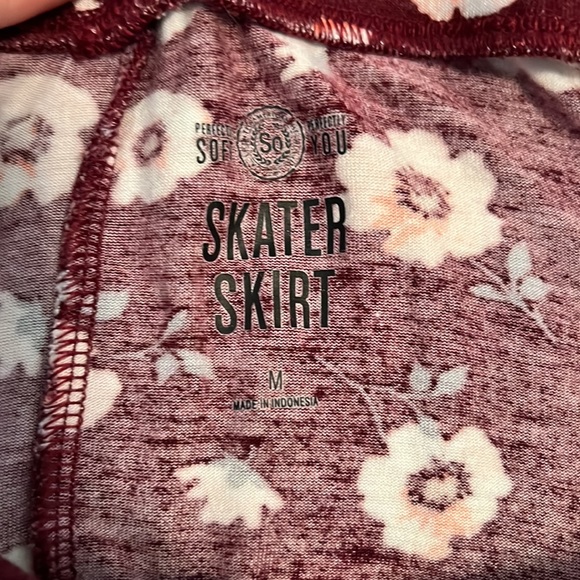 flowy mini skirt, worn once, great condition, very soft! size M - Picture 4 of 4